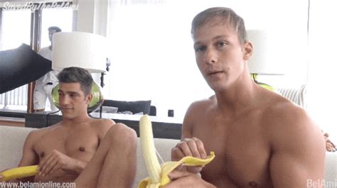 bel ami pornodivi alle prese con una banana le