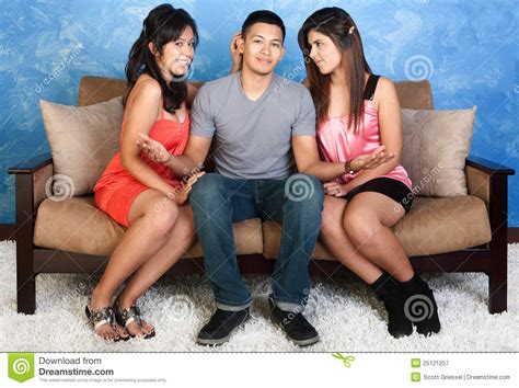 jonge mens met twee dames stock afbeelding afbeelding