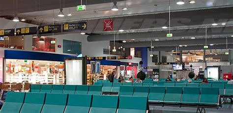 lisbon airport facilities