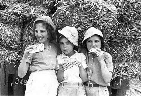 Behatted Girls With Matzah Free Wallpapers And Images Jewish