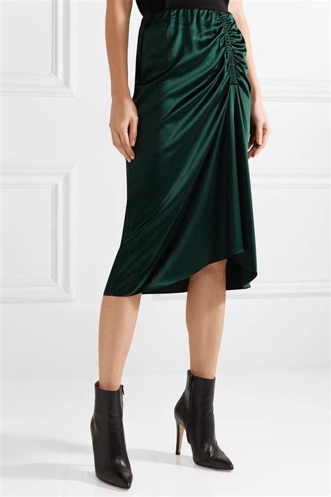 theory ruched silk blend satin midi skirt in green lyst