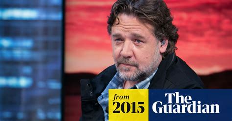 russell crowe lashes out at virgin australia over ban on