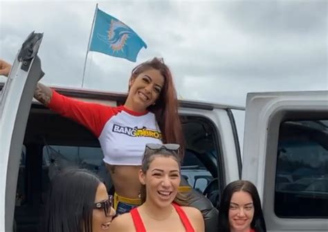 Bang Bus Showed Up To Redskins Dolphins Suck Bowl Game