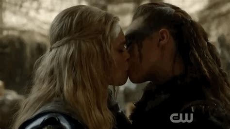 eliza taylor breaks our hearts discussing clarke and lexa s love story at wonder con