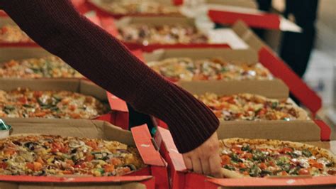 mooi gebaar dominos pizza schenkt gratis pizzas aan personeel van het etz tilburgcom