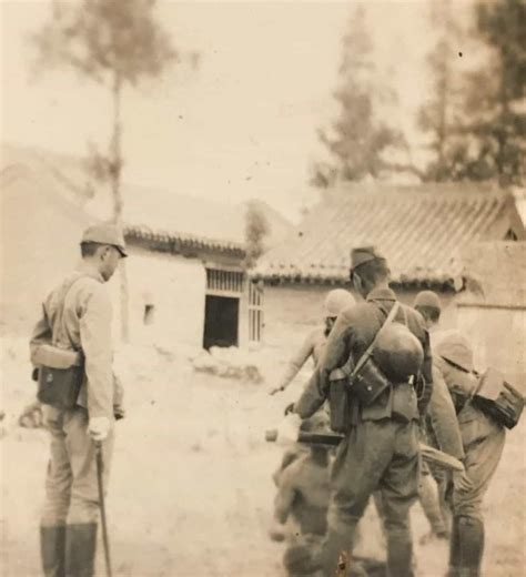 japanese army wwii photograph soldiers  combat questioning  man enemy militaria