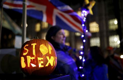 el brexit de halloween se queda en  susto internacional