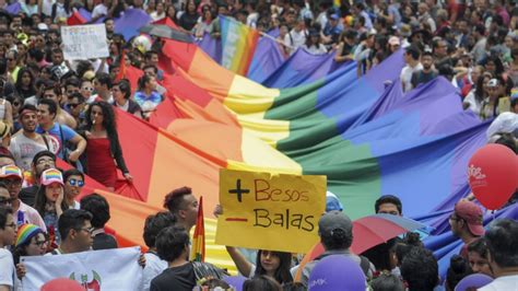 cómo y cuándo fue la primera marcha del orgullo lgbt en méxico fotos