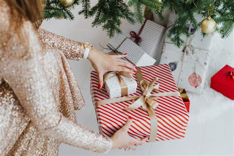 de leukste kleine kerstcadeaus voor vrouwen tot  euro cadeauplezier