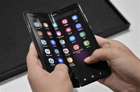samsung joins  fold  galaxy  flip smartphone enca
