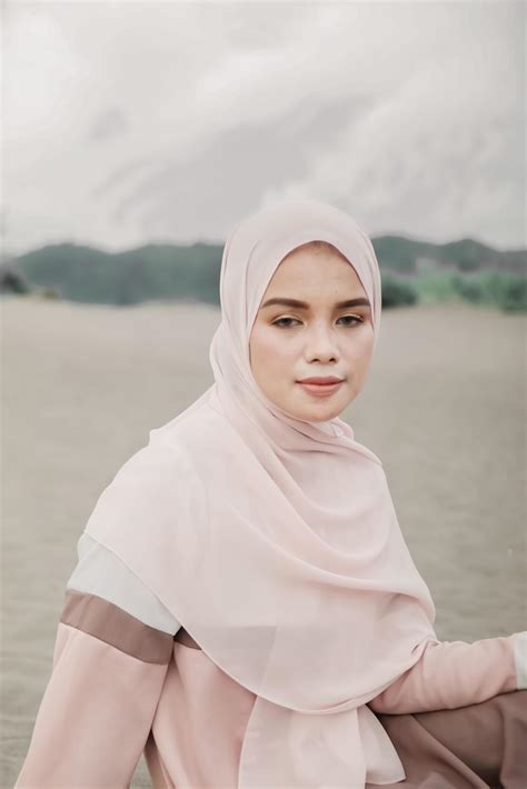 Hermosa Modelo Femenina Islámica Usando Moda Hijab Un Vestido De Novia