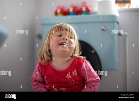 Kleines Mädchen Auf Toilette Stockfotografie Alamy