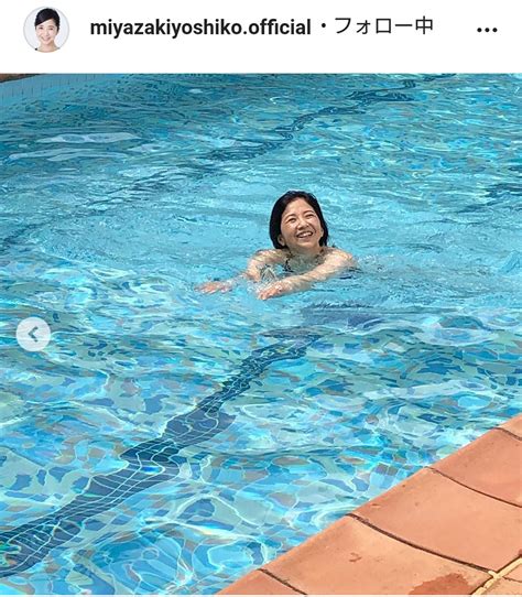 宮崎美子、61歳ビキニ姿の別カット公開「健康的で輝いています」「肌が綺麗スタイルも良い」 スポーツ報知