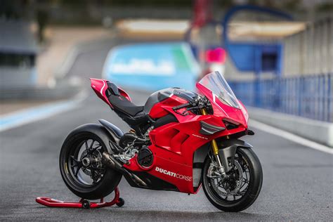ducati streetfighter   coming  details drivemag riders