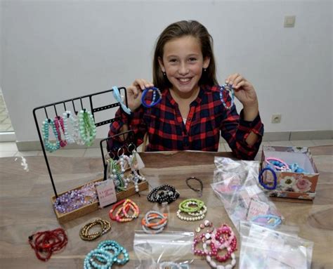 tienjarige elodie uit lendelede maakt armbandjes onder de naam elodie elodie kwbe