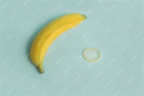 性教育と安全なセックスバナナと避妊中のペニスのコンドームの概念 プレミアム写真