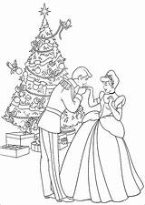 Weihnachten Princesas Natal Noel Ausmalbilder Cendrillon Printable Sapin Princesse Devant Princesa Malvorlagen Cinderella Colorier Friends sketch template