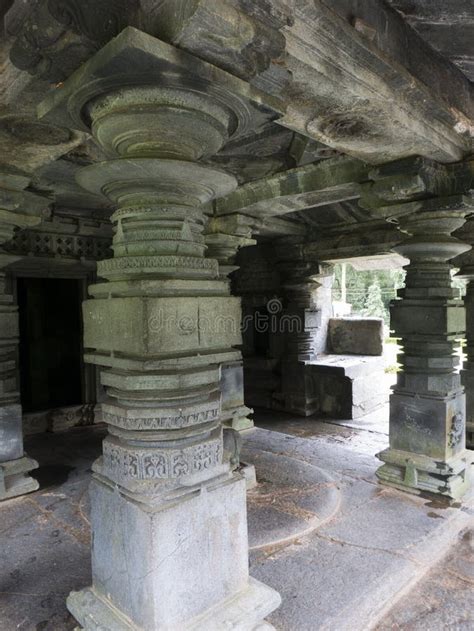 vier pijlers met een fijne kartering van de tempel van tambdisurla stock foto image