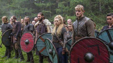 The Wooden Shield Of Ragnar Lothbrok Travis Fimmel Vikings Spotern