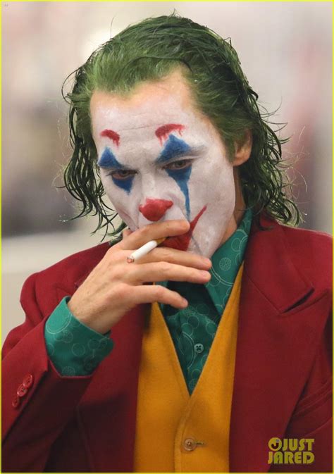 joaquin phoenix s joker casually walks through nyc subway in full clown