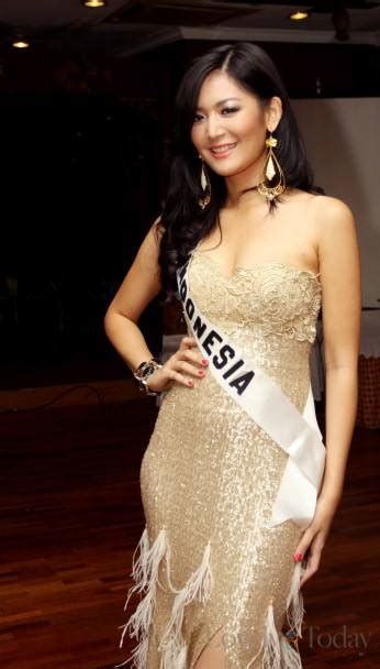 Kaos Gaun Seksi Putri Indonesia Maria Selena Di Kontes Miss Universe