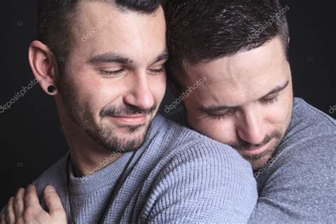 couple gay sur fond noir — photographie lopolo © 88716960