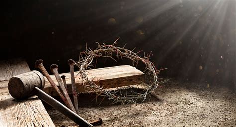 耶穌的激情 木十字架與荊棘錘冠和血腥尖峰 照片檔及更多 光 照片 istock