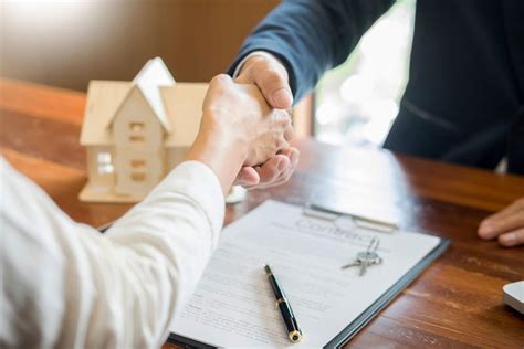 tips van een notaris om te besparen op de aankoop van een huis  grond
