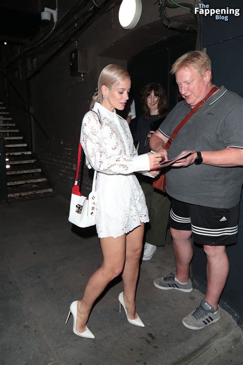 lily allen flashes her nude tits leaving the duke of york theatre in