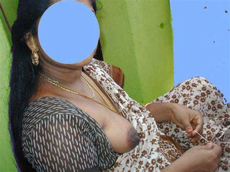 big boobs dikha ke mom ne pados wale chacha ko khush kiya