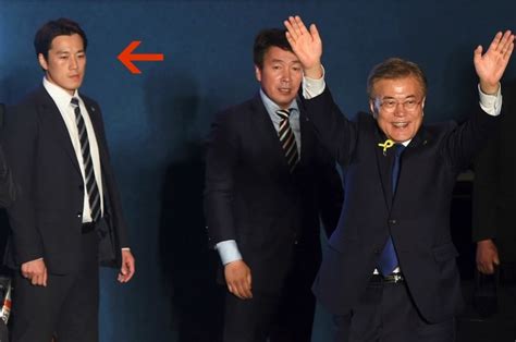 por su belleza escolta de presidente surcoreano levanta suspiros en redes