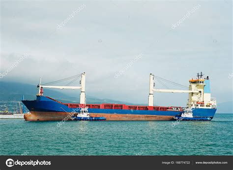 moderne vervoer schip op het water stockfoto  kkolosov