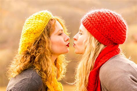 lesbian kissing profile women fotografier bilder och bildbanksfoton