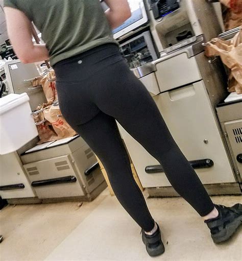 Teen College Girl Creepshot Of Her Sexy Ass In Leggings Candid