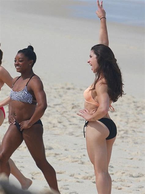 Video Simone Biles And Aly Raisman Awesome Abs At Beach