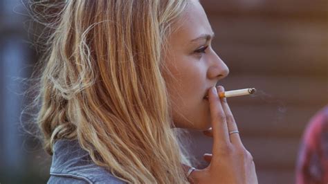 Smoking Age Of Sale Should Rise By Year Each Year Bbc News