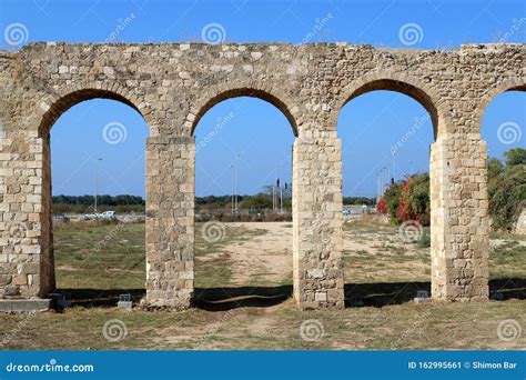 de ruines van het oude romeinse aquaduct  de stad acre  israel stock afbeelding image