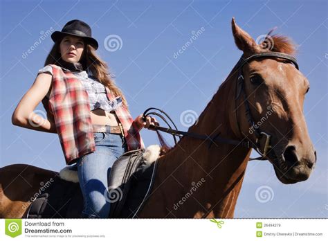 Cowgirl Das Ein Schachtpferd Reitet Stockbild Bild Von Attraktiv