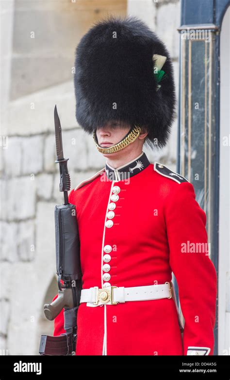 soldat  koeniginnenwache  windsor castle england mit roten uniform