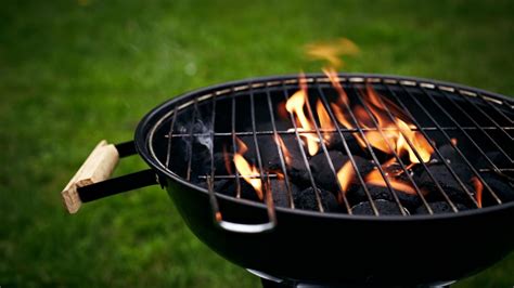 barbecueweer vijf gouden tips om je barbecue aan te steken vtm koken