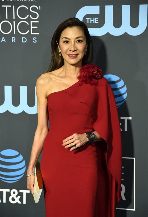 michelle yeoh at the 2019 critics choice awards crazy rich asians