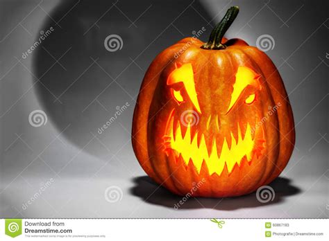 enge halloween pompoen met een mistig truc van de schaduwspelling   stock afbeelding image