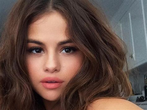 Selena Gomez S Un Retouched Selfies Look Out Of This World Amazing Self