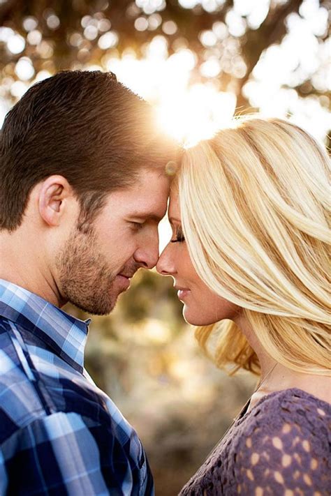 15 Adorable Couple Poses To Inspire Your Engagement Photo