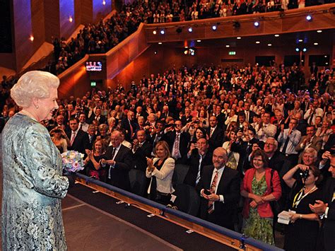 Standing Ovation For Queen Elizabeth Ii In Ireland Cbs News