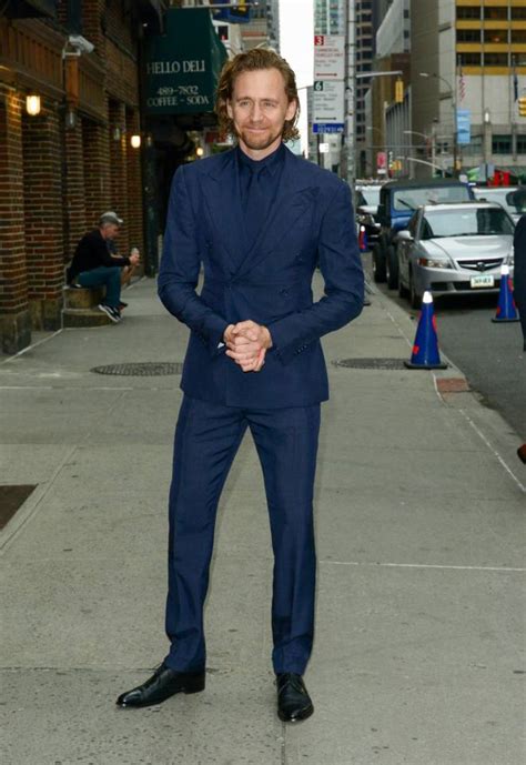 tom hiddleston wears the one colour redheads always look