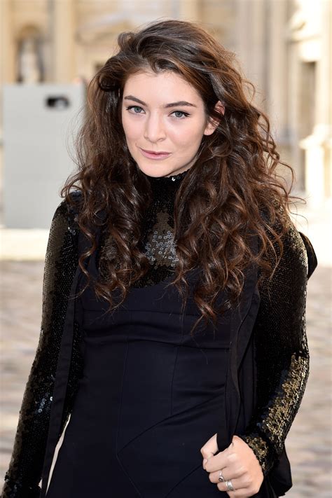 lorde explains why she stepped back from social media in 2018 vanity fair