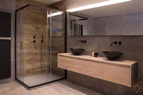 moderne maatwerk badkamer met kerlite tegels met houtlook op de vloer
