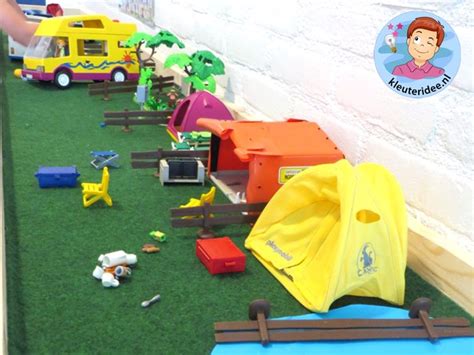 thematafel camping  kunstgras tentjes en playmobilpoppetjes kleuteridee summer party games