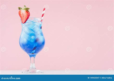 drank van de de zomer de blauwe alcohol met curacao likeur ijsblokjes aardbeiplak stro